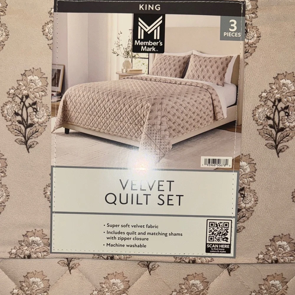 Member's Mark Velvet Quilt Set - Beige Floral